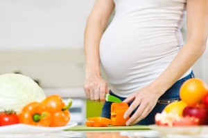 Donna incinta cucina