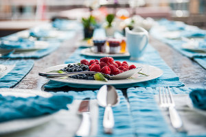 Tavola apparecchiata verde